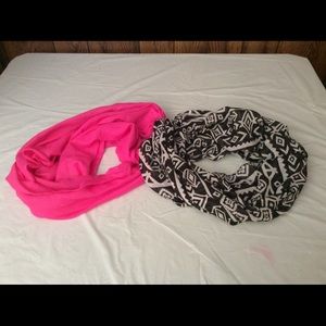 💜 2 Infinity scarfs new ladies